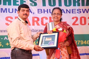 Felicitate to our Chief guest Mrs Dr. Priti Prativa Bhola, Talent Search- 2024